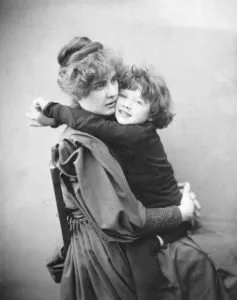 Constance Wilde and her son Cyril Holland in 1889 © Public domain